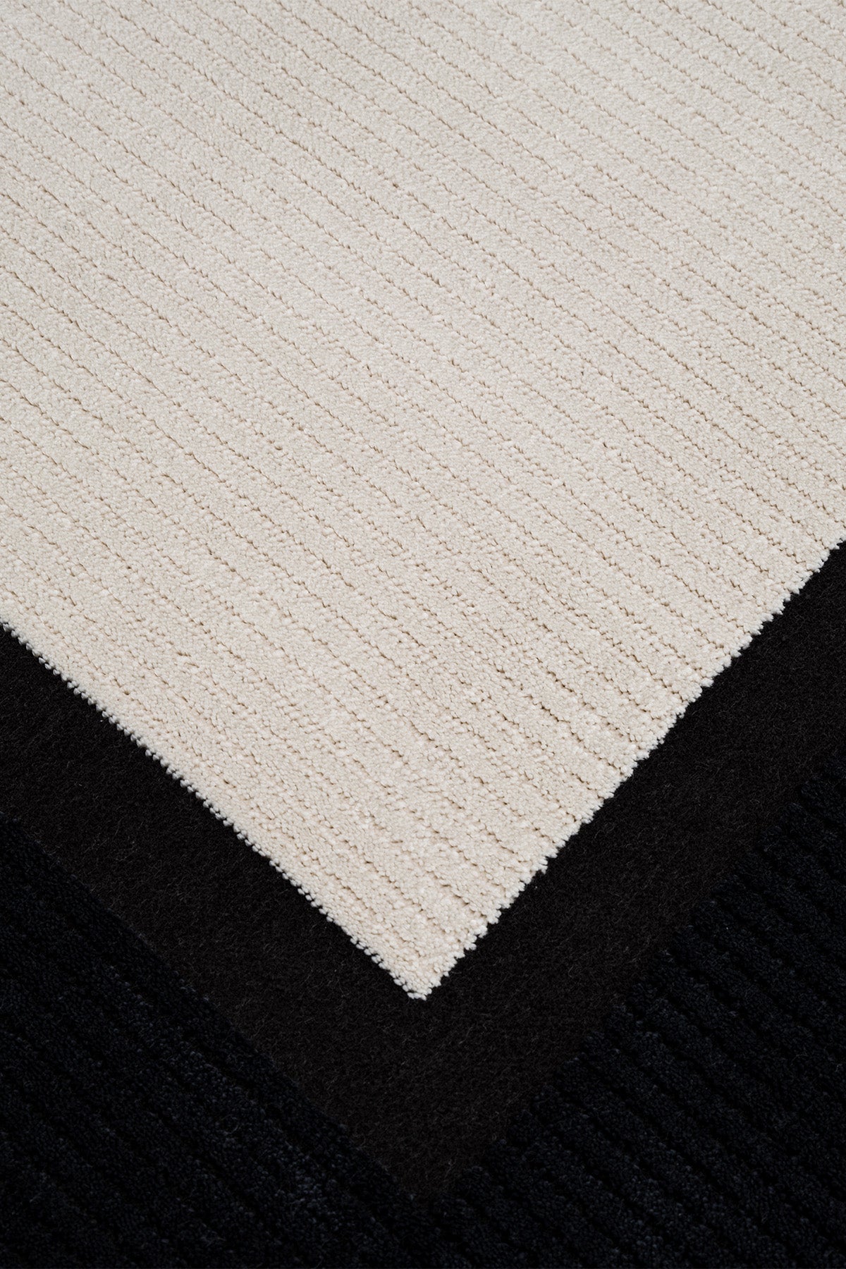 Calvin Klein Dark Pulse A2323G Krem Siyah Halı