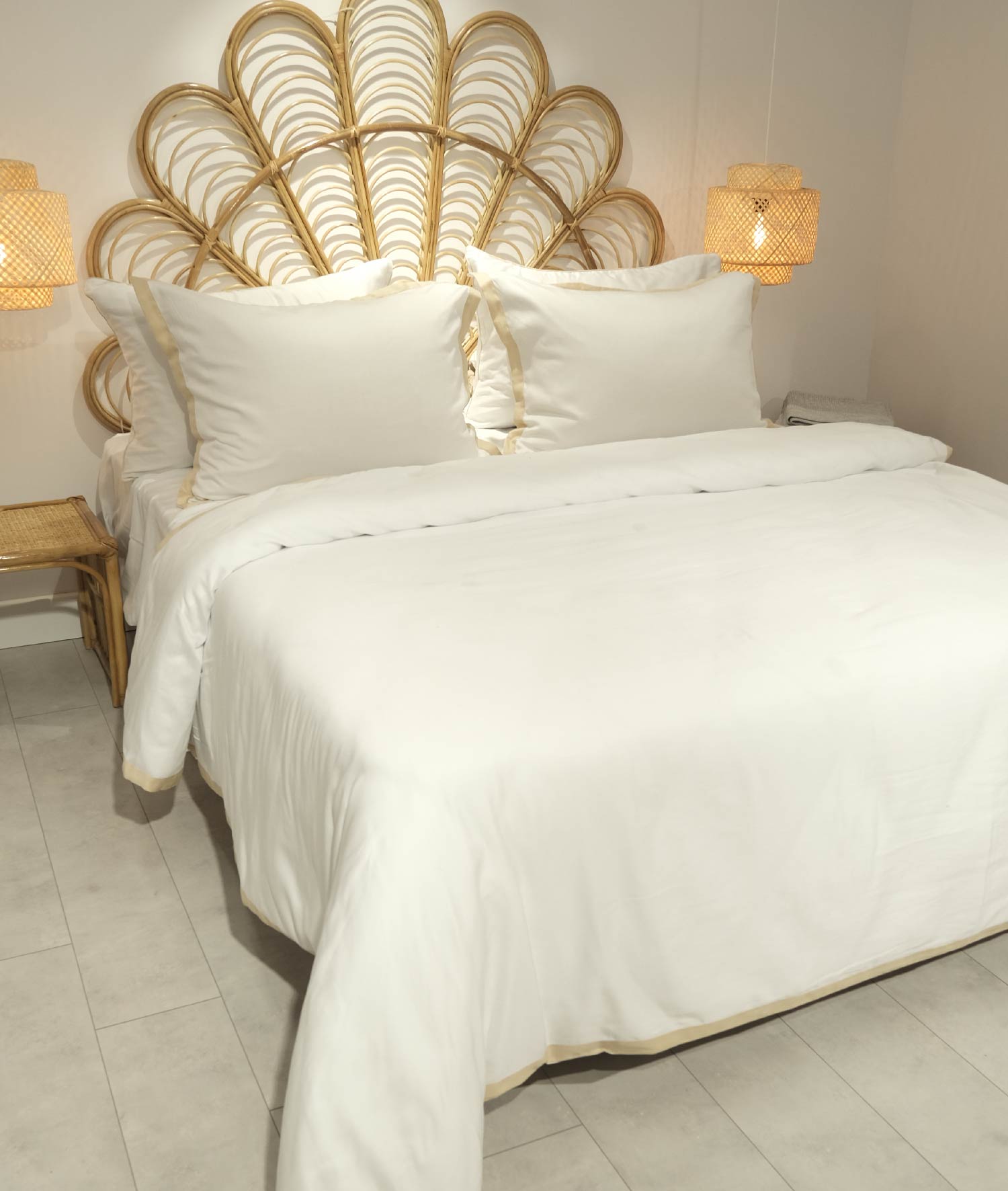 Glow Tencel Saten Çift Kişilik Optik Beyaz Gold Biye Nevresim Takımı 4 Adet Yastık + 240x260 Çarşaf + 200x220 Nevresim