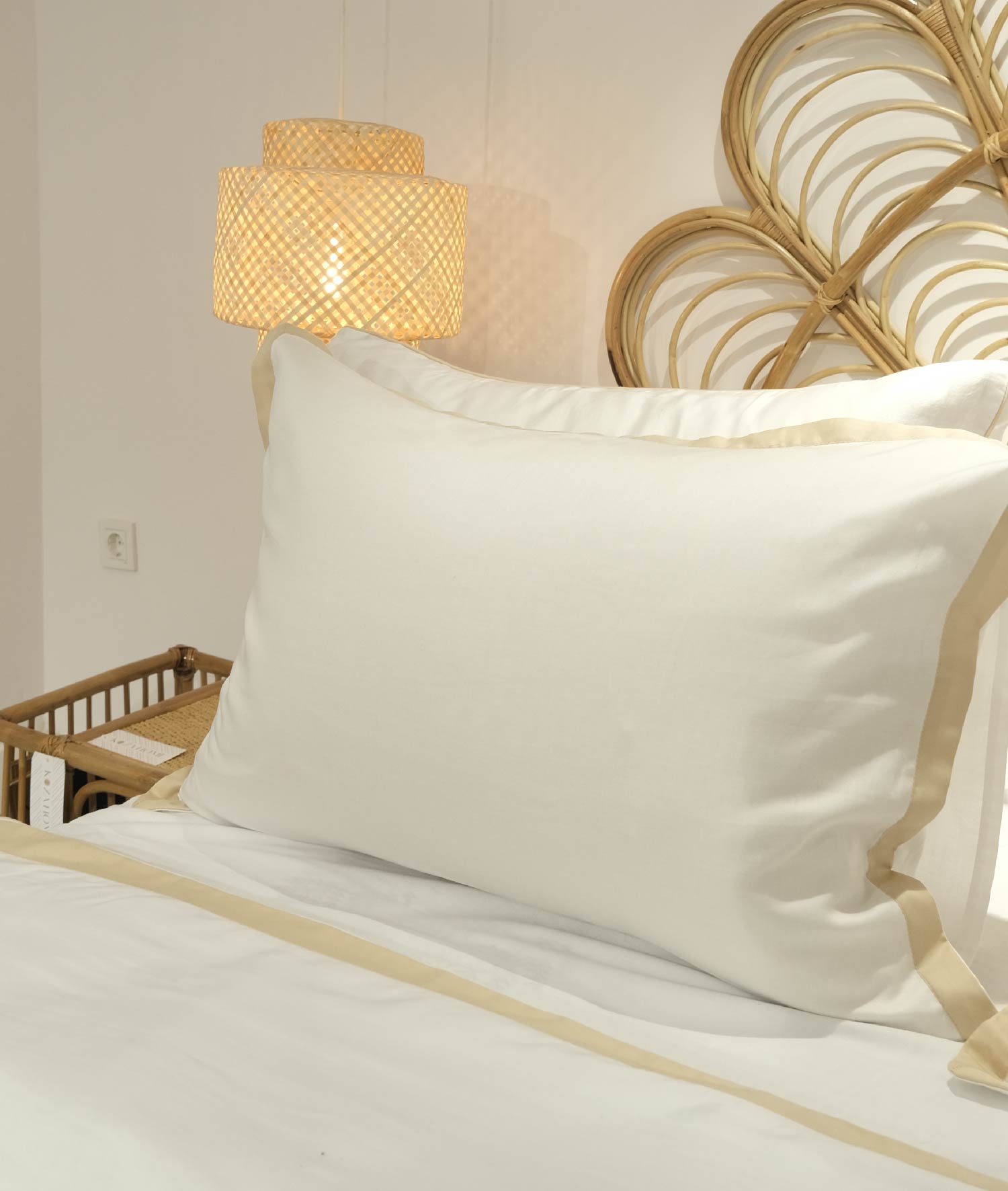 Glow Tencel Saten Çift Kişilik Optik Beyaz Gold Biye Nevresim Takımı 4 Adet Yastık + 240x260 Çarşaf + 200x220 Nevresim