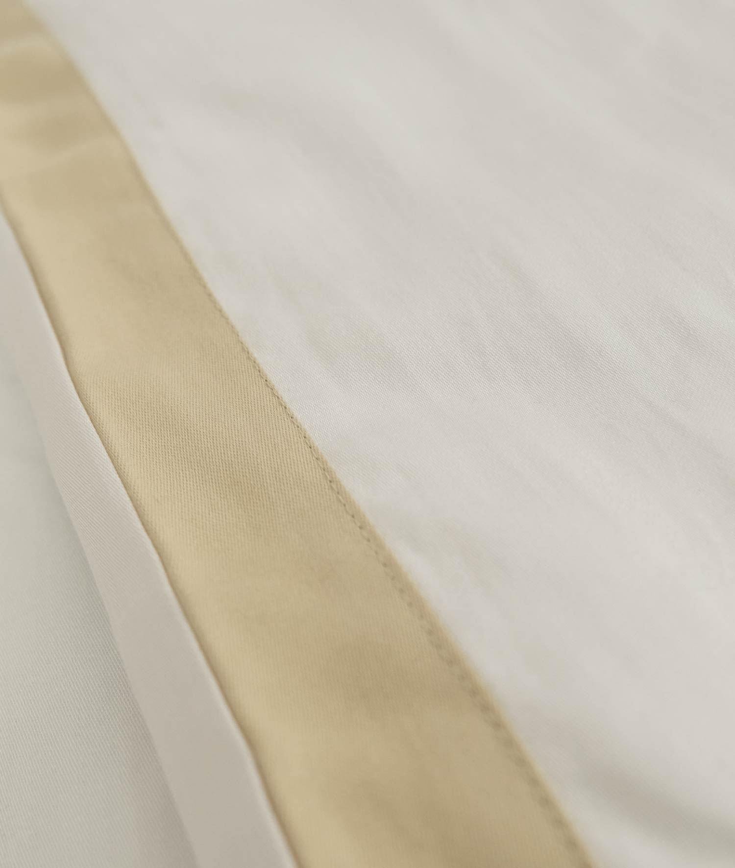 Glow Tencel Saten Çift Kişilik Optik Beyaz Gold Biye Nevresim Takımı 4 Adet Yastık + 240x260 Çarşaf + 200x220 Nevresim