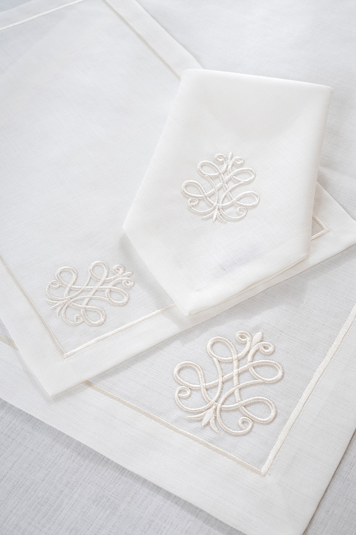 Royal Beyaz Nakışlı Masa Örtüsü 160X260 2560