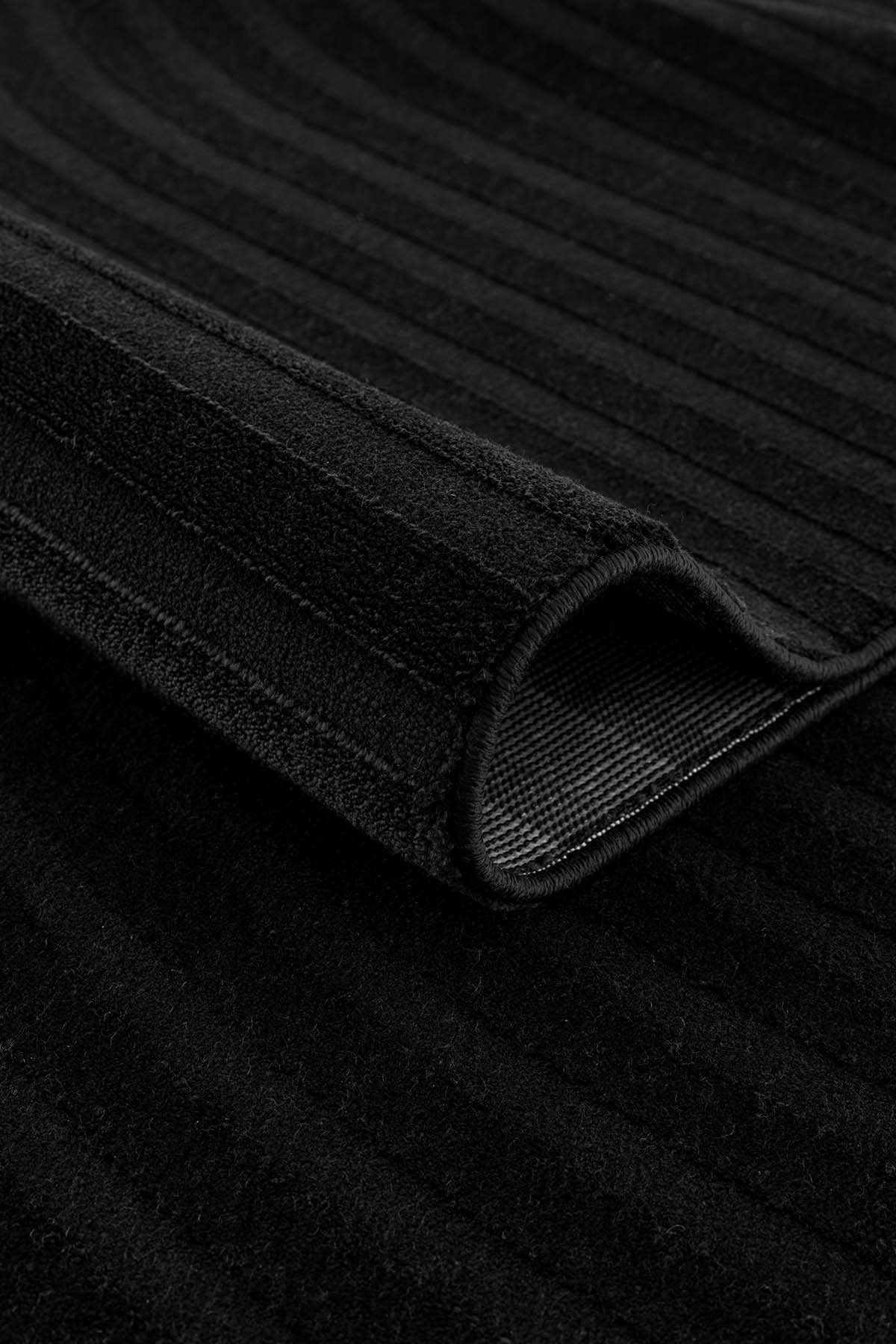 Calvin Klein Dark Pulse Siyah Halı A2322F