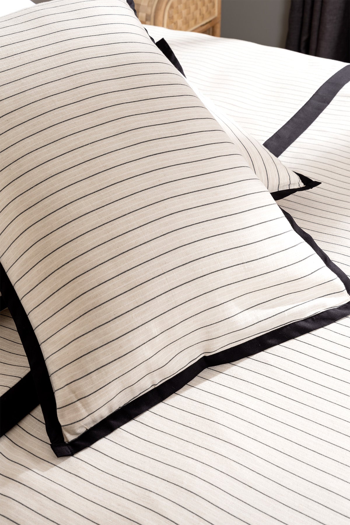 Clasıy Bej/Siyah Çizgili Çift Kişilik Nevresim Takımı 2504
