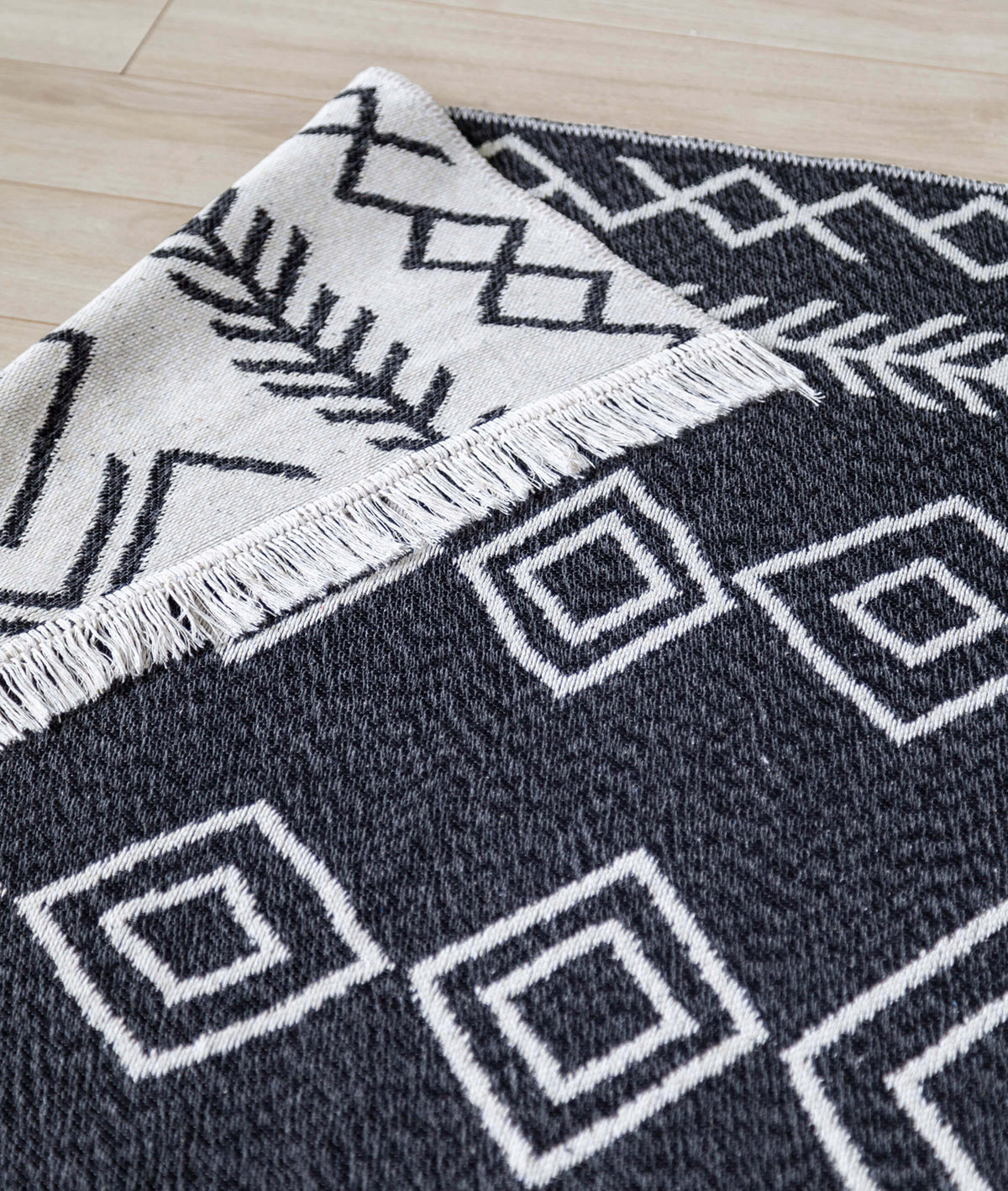 Duo Beyaz Siyah Çift Taraflı Yıkanabilir Dokuma Kilim 23000A