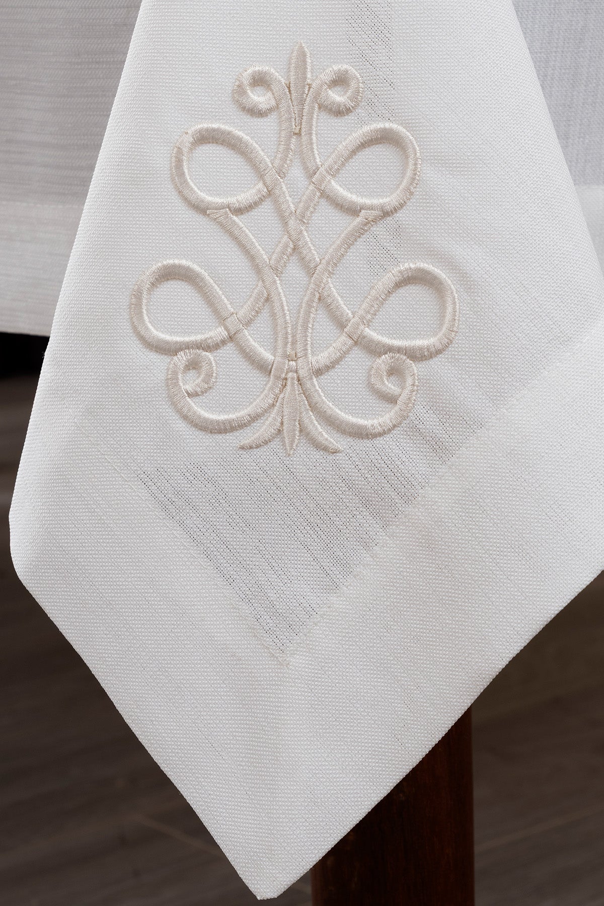 Royal Beyaz Nakışlı Masa Örtüsü 160X260 2560