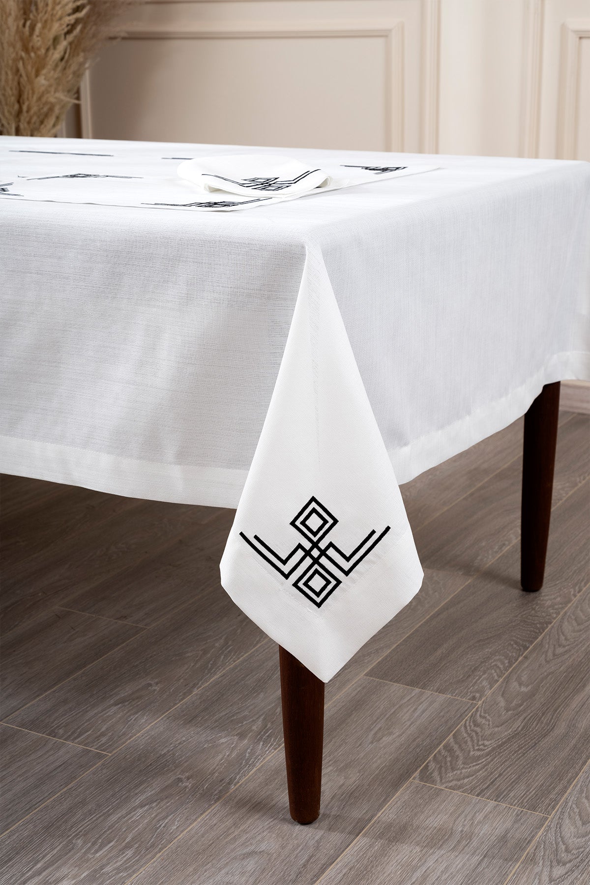 Valeri Siyah Nakışlı Masa Örtüsü 160X260 2564