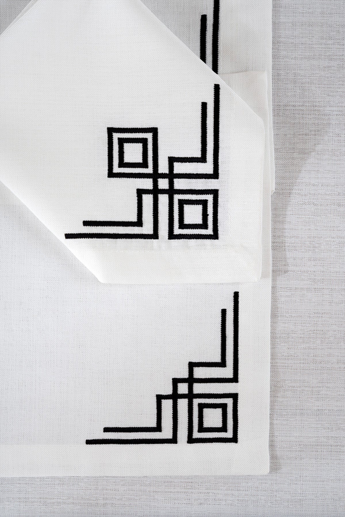 Valeri Siyah Nakışlı Masa Örtüsü 160X260 2564