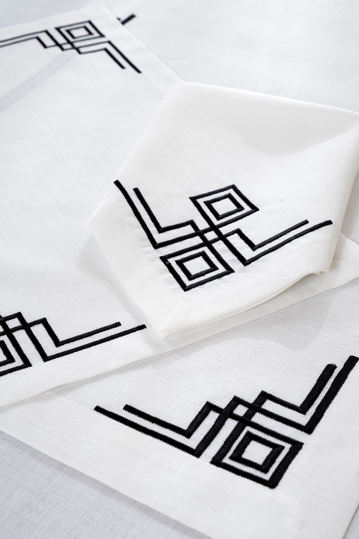 Valeri Siyah Nakışlı Masa Örtüsü 160X260 2564