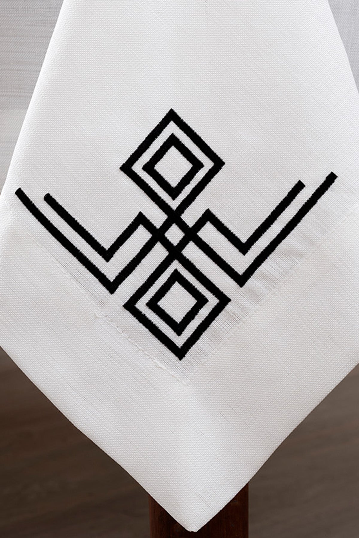 Valeri Siyah Nakışlı Masa Örtüsü 160X260 2564